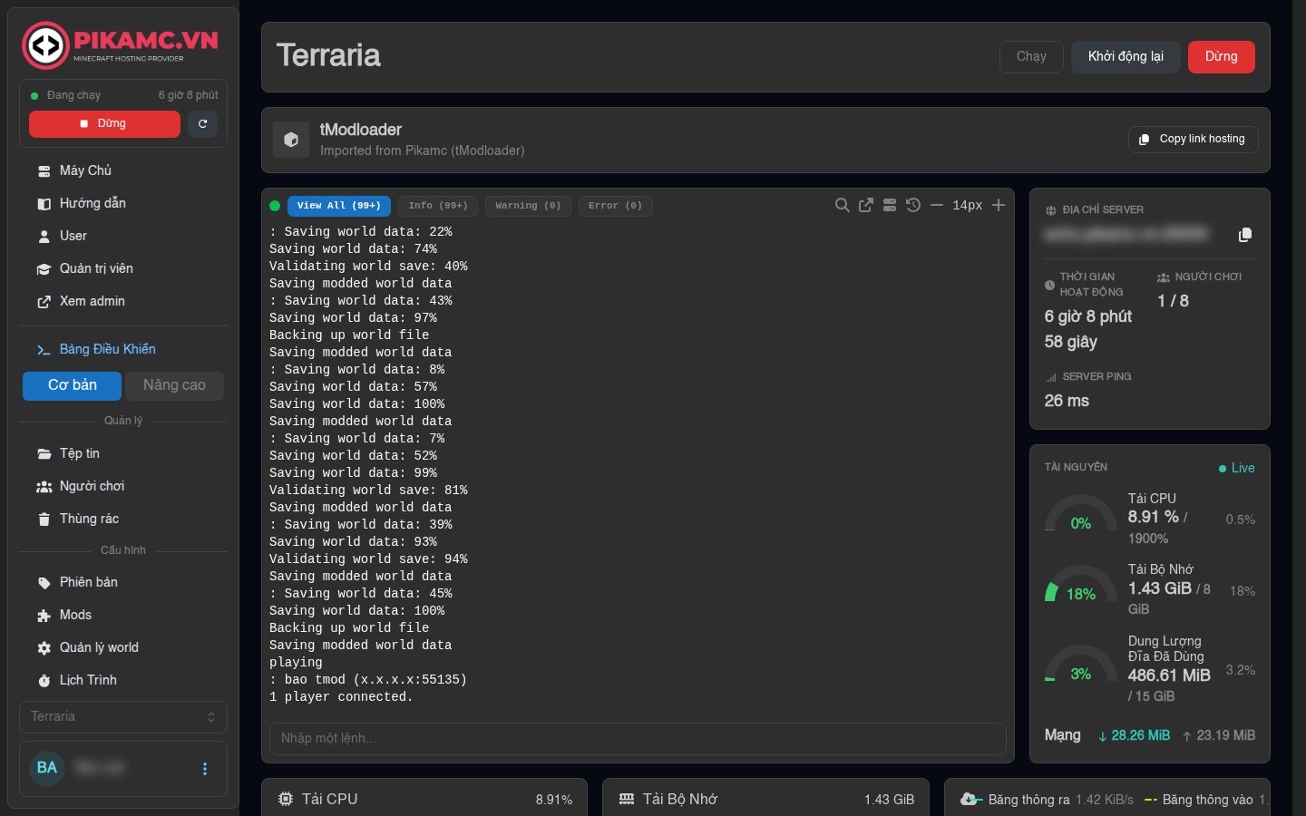 Bảng điều khiển Terraria — console, số người chơi và tài nguyên máy theo thời gian thực.